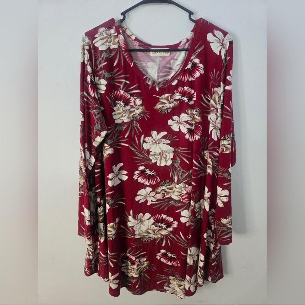 Larace v neck tunic top in red and white floral print size 2X